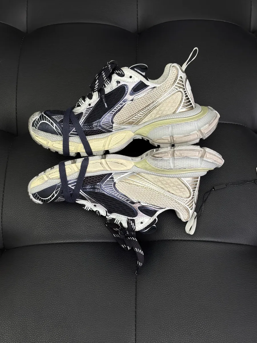 Пара кроссовок Balenciaga 3XL Split с массивной подошвой, вид сбоку