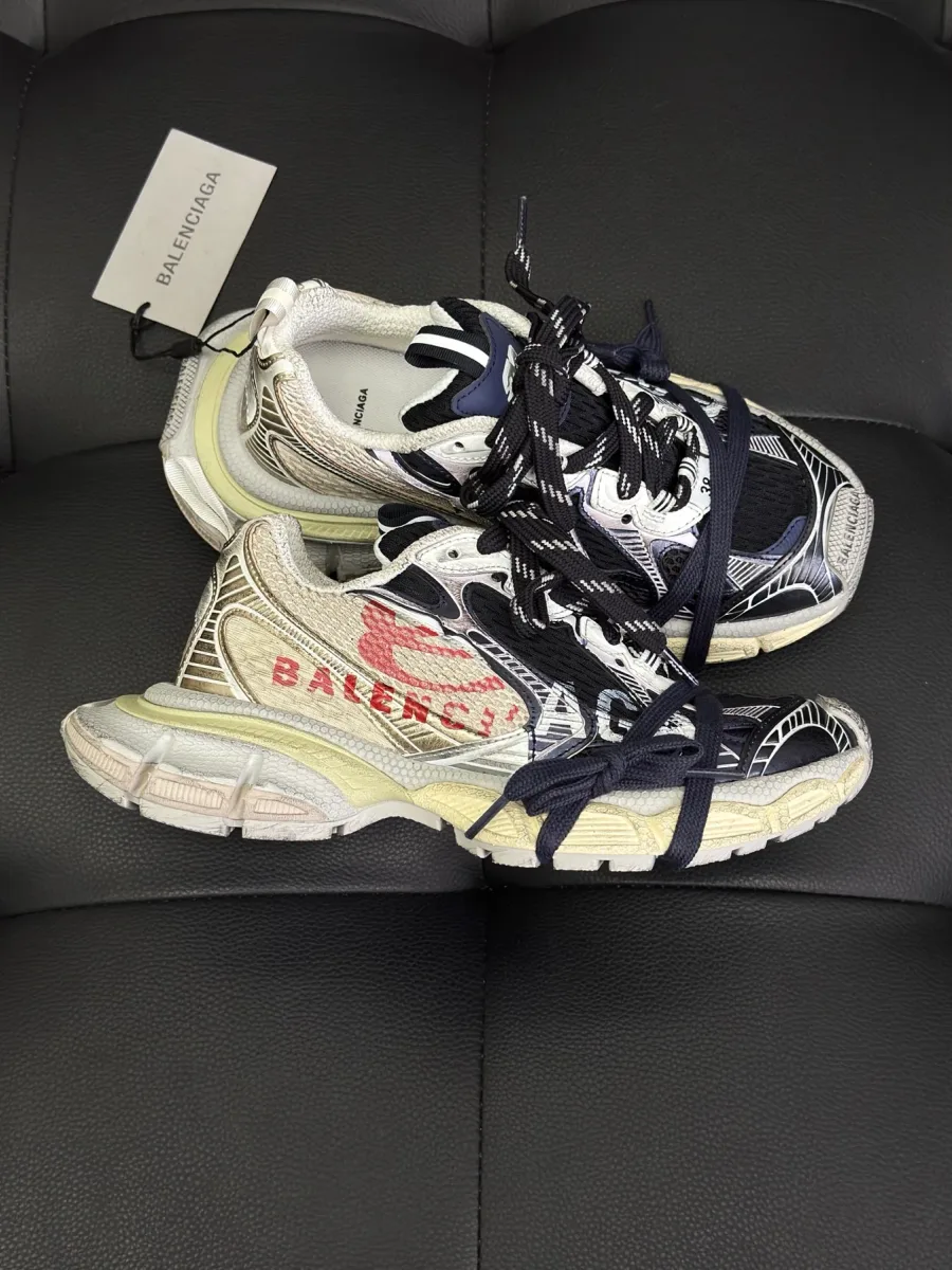 Кроссовки Balenciaga 3XL со шнуровкой вокруг мыска, вид сбоку крупным планом