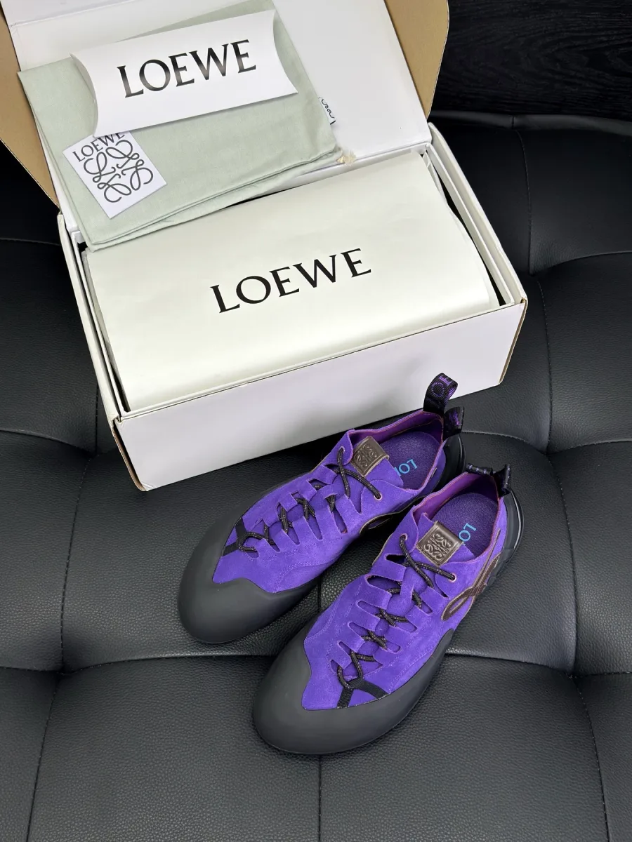 Кеды Loewe Grip фиолетового цвета рядом с фирменной коробкой и пыльником