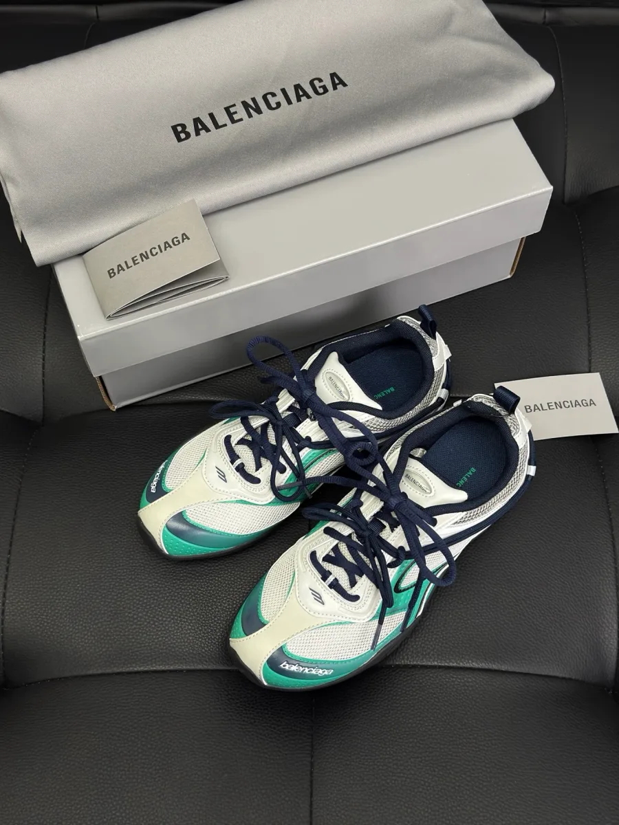 Бело-зелёные кроссовки Balenciaga Radar рядом с фирменной коробкой и пыльником