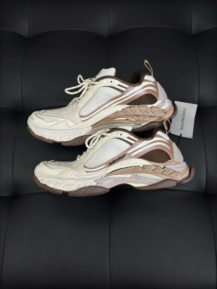 Бежево-коричневые кроссовки Balenciaga Triple S.2, вид сбоку на многослойную фигурную подошву