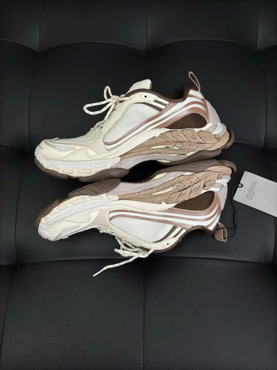 Кроссовки Balenciaga Triple S.2 в бежево-коричневой расцветке, вид сбоку с демонстрацией верха и подошвы