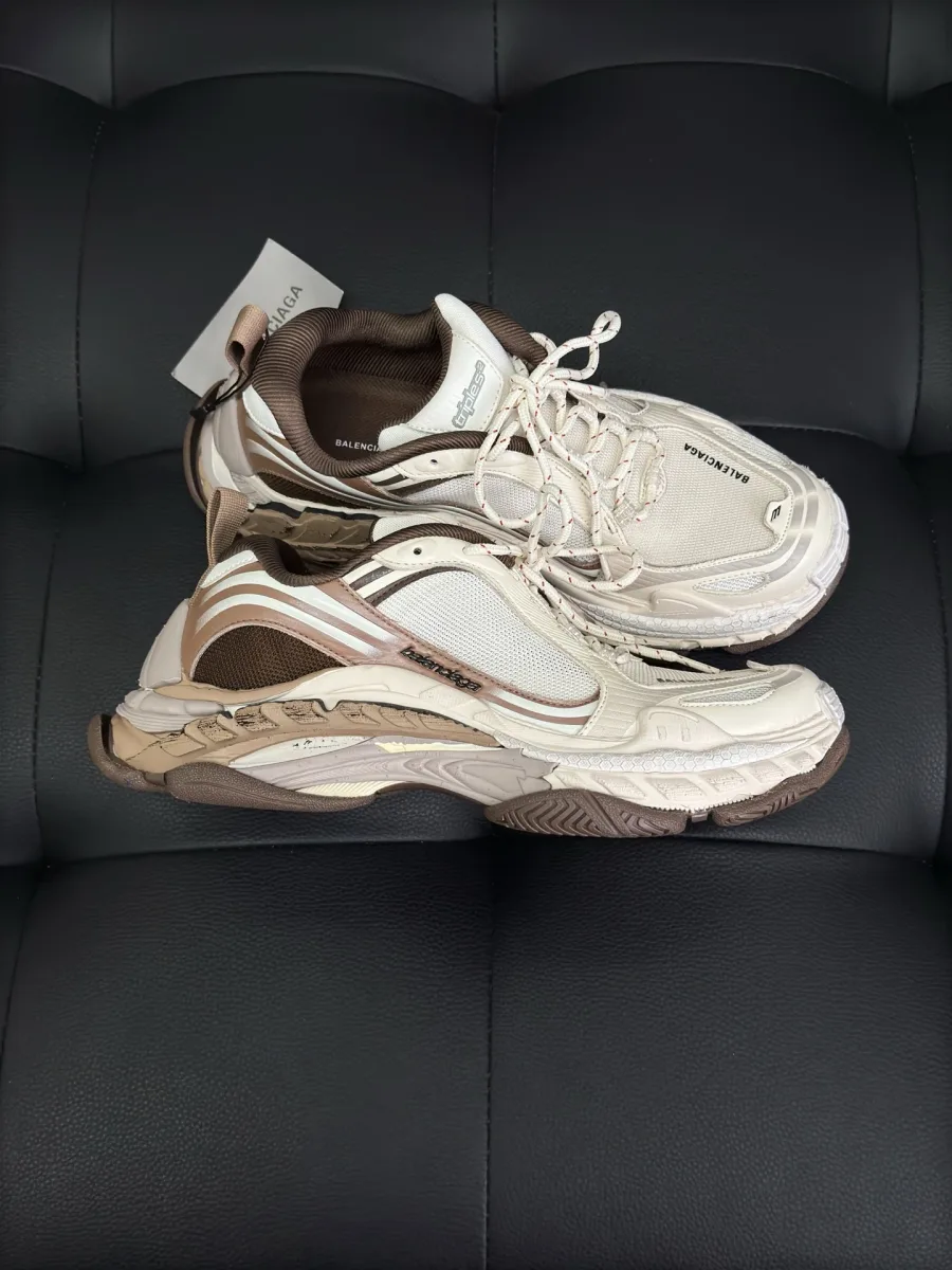 Пара массивных кроссовок Balenciaga Triple S.2, вид сбоку на волнообразные накладки и шнуровку