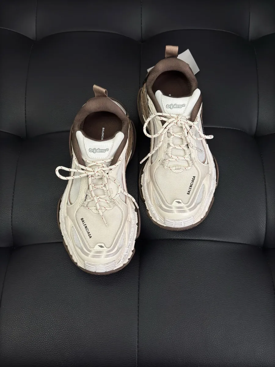 Бежевые кроссовки Balenciaga Triple S.2 с коричневой отделкой, вид сверху на мыски и текстильную шнуровку