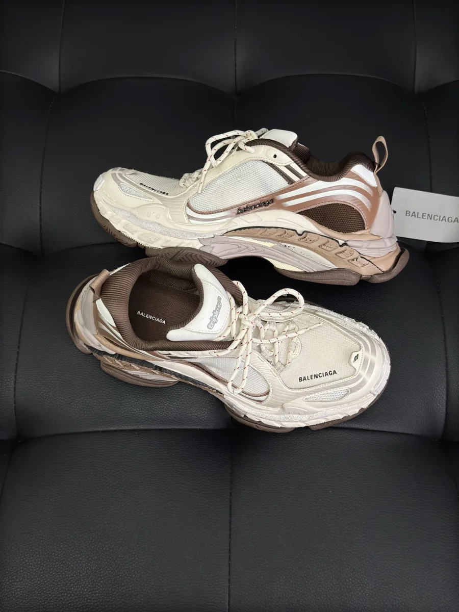 Кроссовки Balenciaga Triple S.2, ракурс три четверти с акцентом на фактурный сетчатый верх и подошву