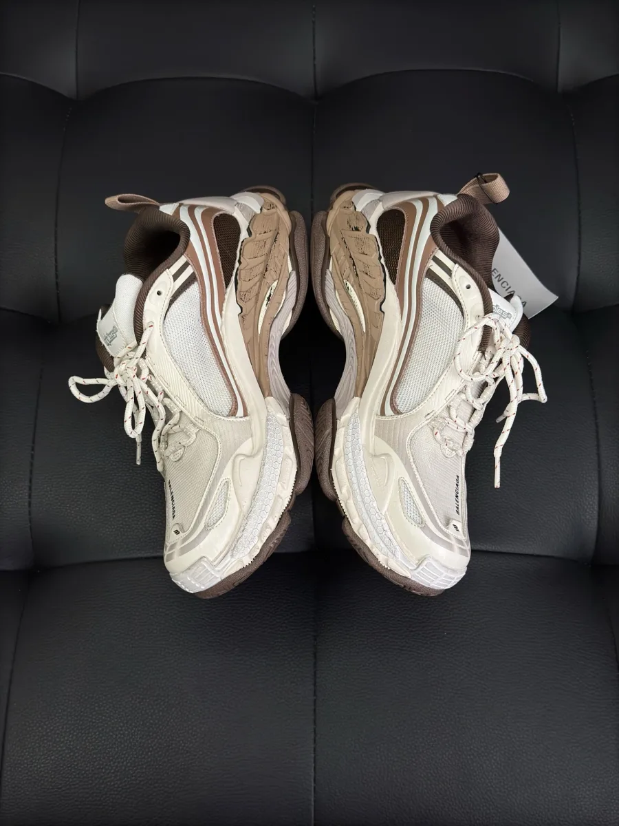 Пара кроссовок Balenciaga Triple S.2, вид сверху с акцентом на внутреннюю отделку и форму задников