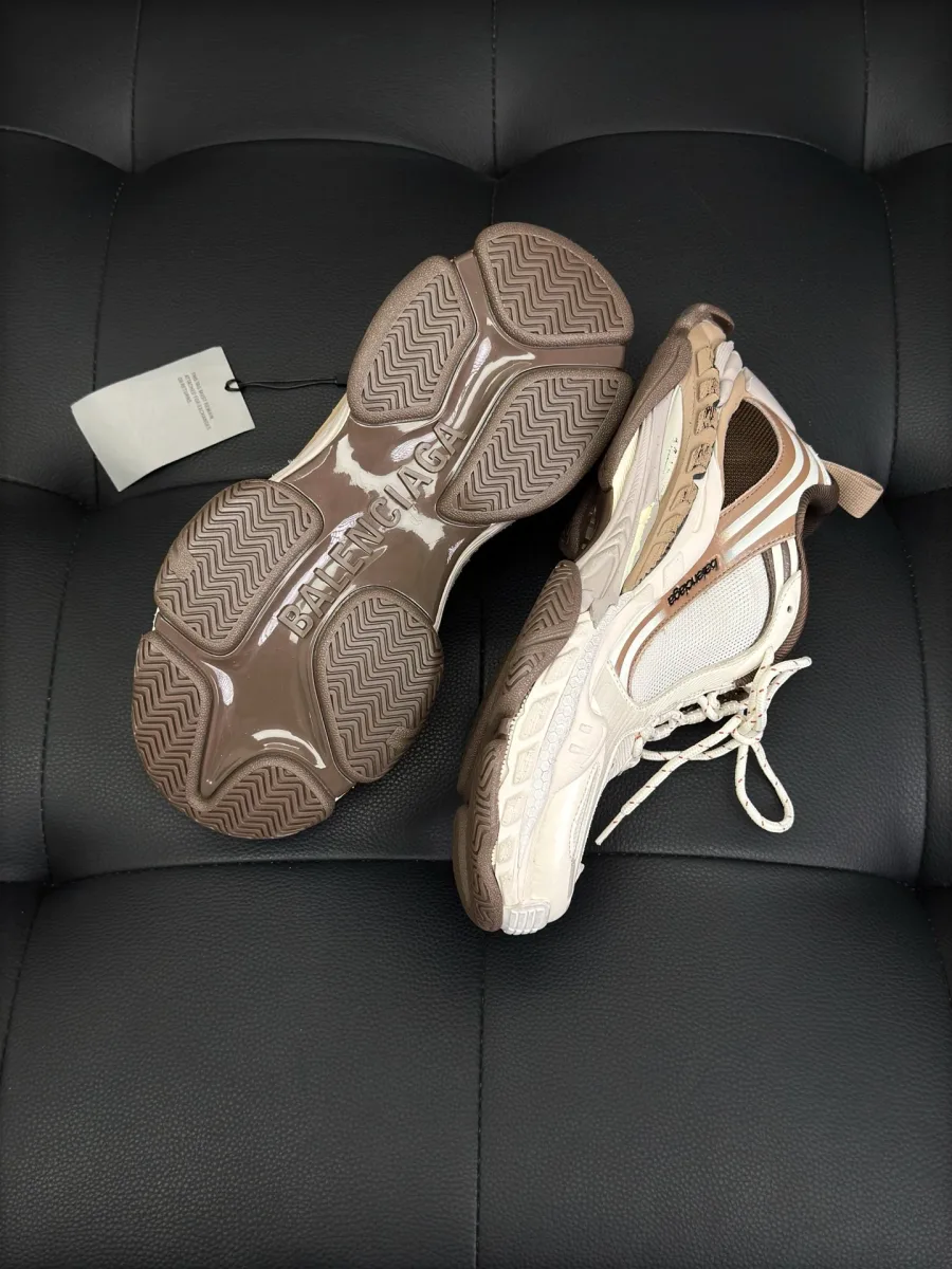 Протектор массивной резиновой подошвы и боковой профиль кроссовок Balenciaga Triple S.2