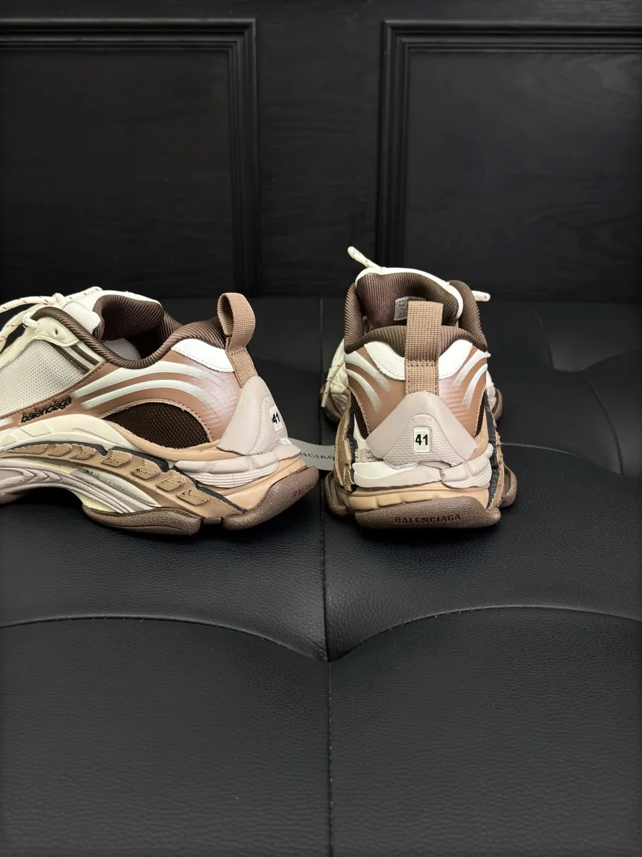 Задняя часть кроссовок Balenciaga Triple S.2 с петлями и отметкой размера на пятке
