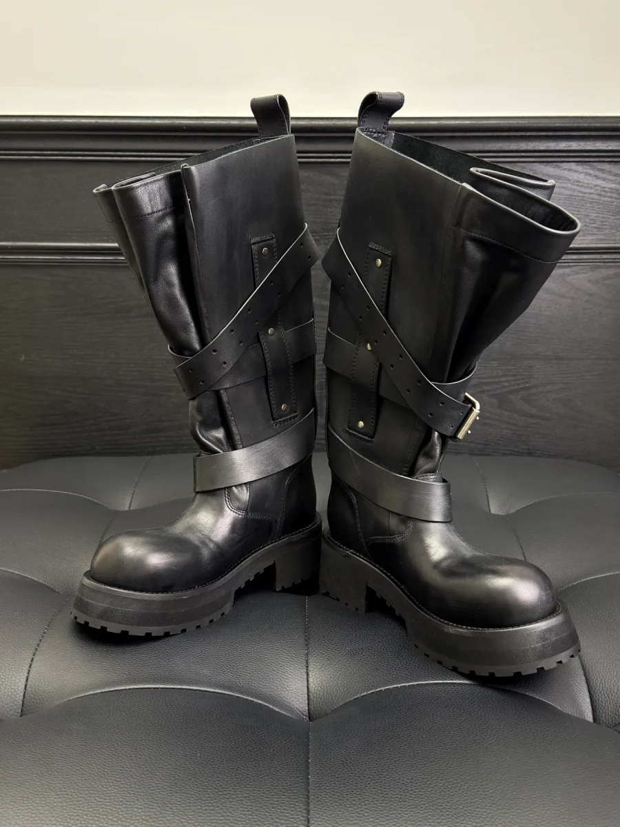 Кожаные сапоги Balenciaga Venom чёрного цвета с металлическими пряжками, вид сбоку