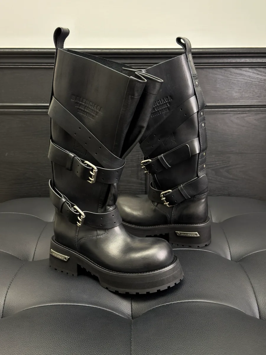 Высокие чёрные сапоги Balenciaga Venom на толстой подошве, ракурс три четверти