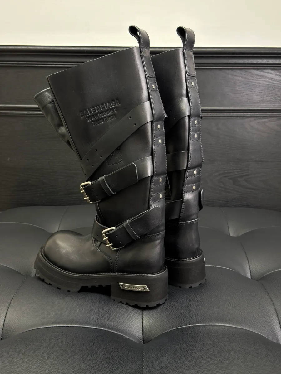 Кожаные сапоги Balenciaga Venom чёрного цвета, вид сбоку и сзади