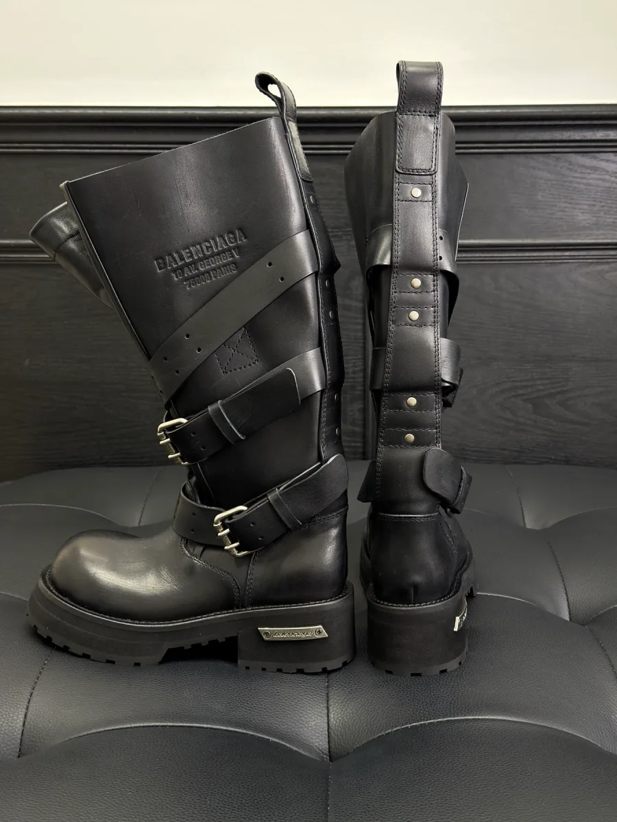 Сапоги Balenciaga Venom из чёрной кожи с ремешками, вид сбоку и со стороны задника