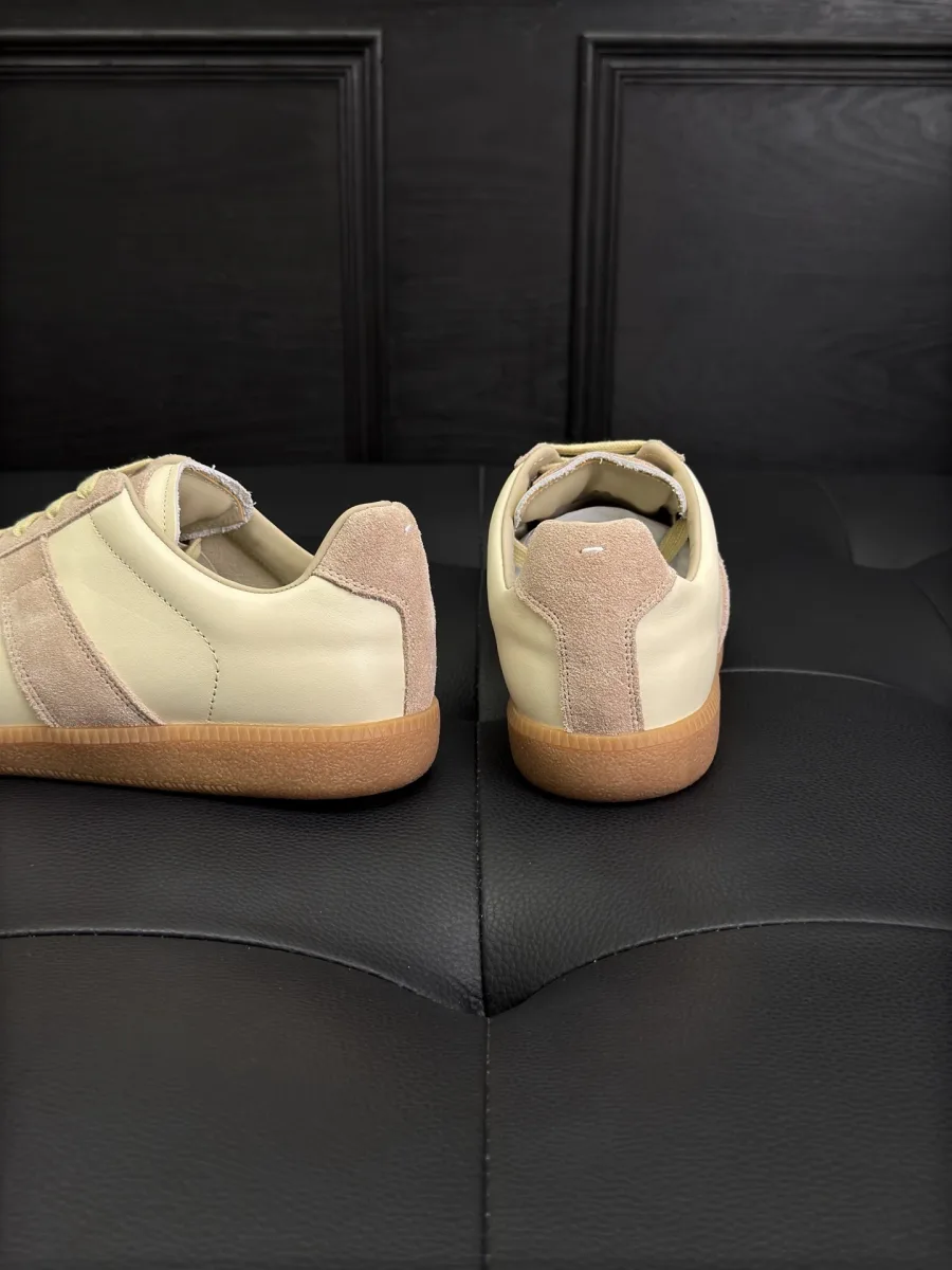 Задняя часть бежево-розовых кед Replica со стежком на замшевом заднике