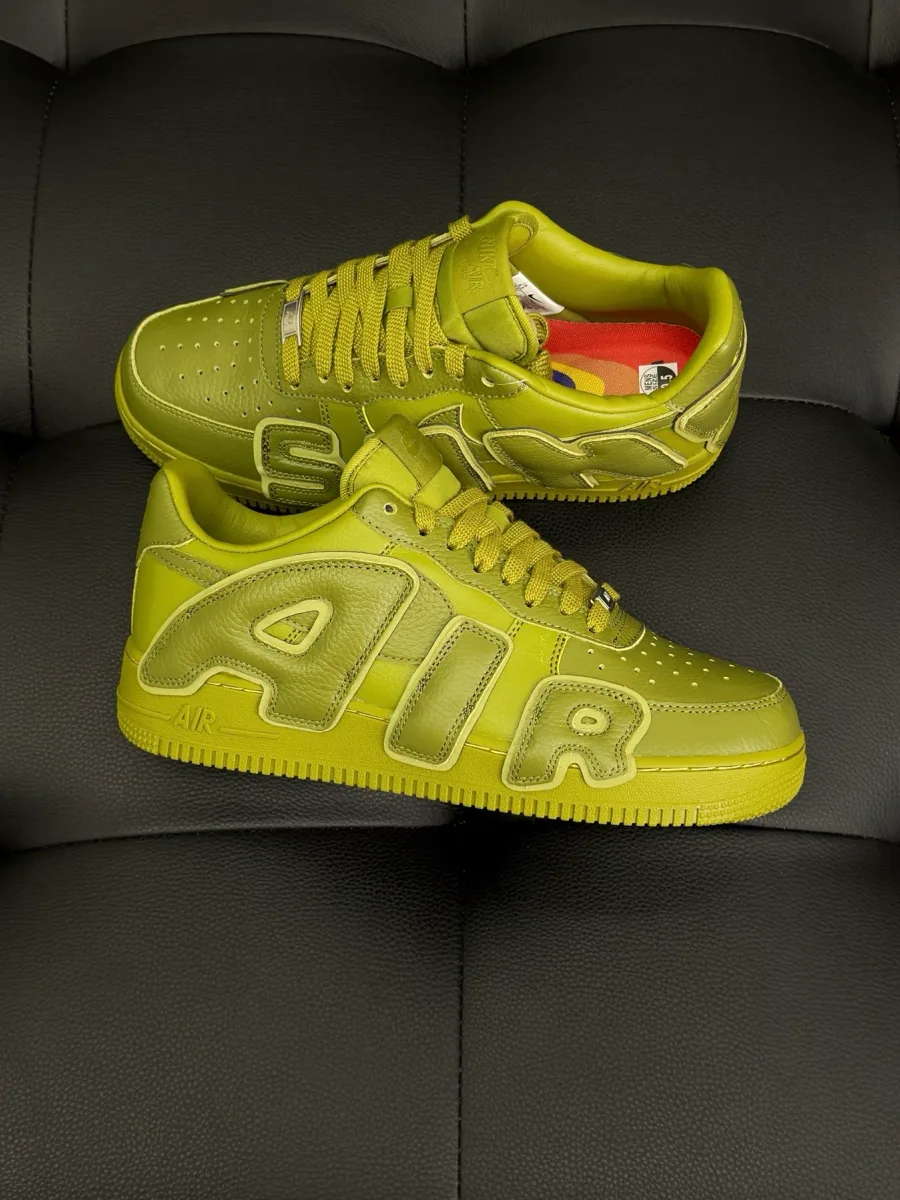 Кроссовки Air Force 1 Low x CPFM оливкового цвета, вид сбоку на объёмную трёхмерную надпись AIR