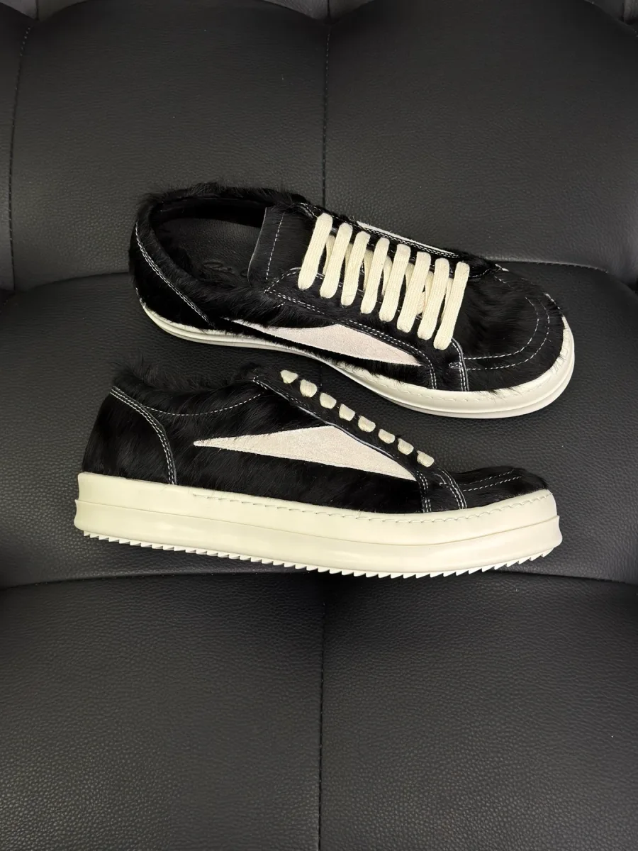 Чёрные кеды из меха пони с широкой шнуровкой, вид сбоку и сверху