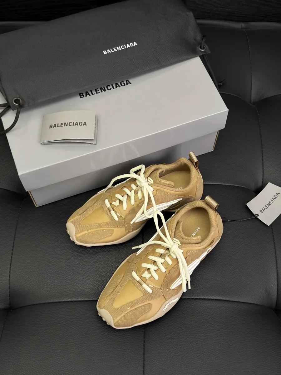 Бежевые кроссовки Balenciaga Monday рядом с фирменной коробкой и пыльником