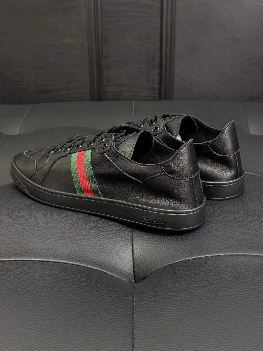 Чёрные кеды с контрастной лентой Web, вид сбоку и сзади