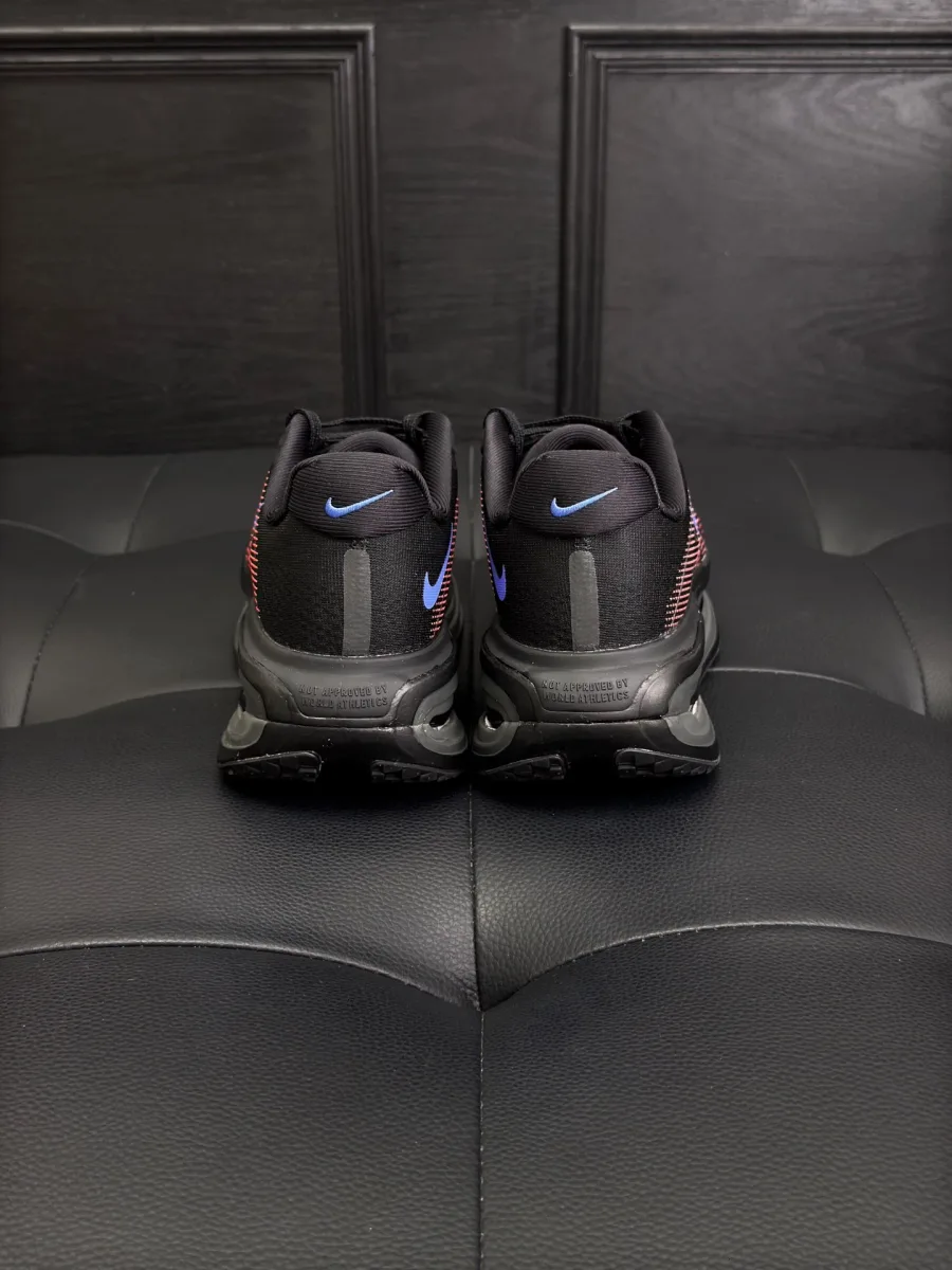 Задняя часть кроссовок с синими акцентными логотипами Swoosh на пятке.