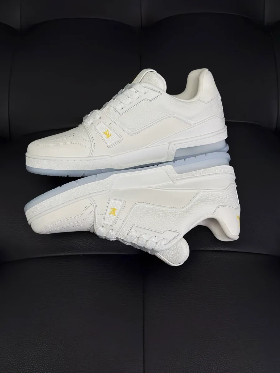 Кроссовки LV Trainer из белой зернистой кожи, вид сбоку и на подошву