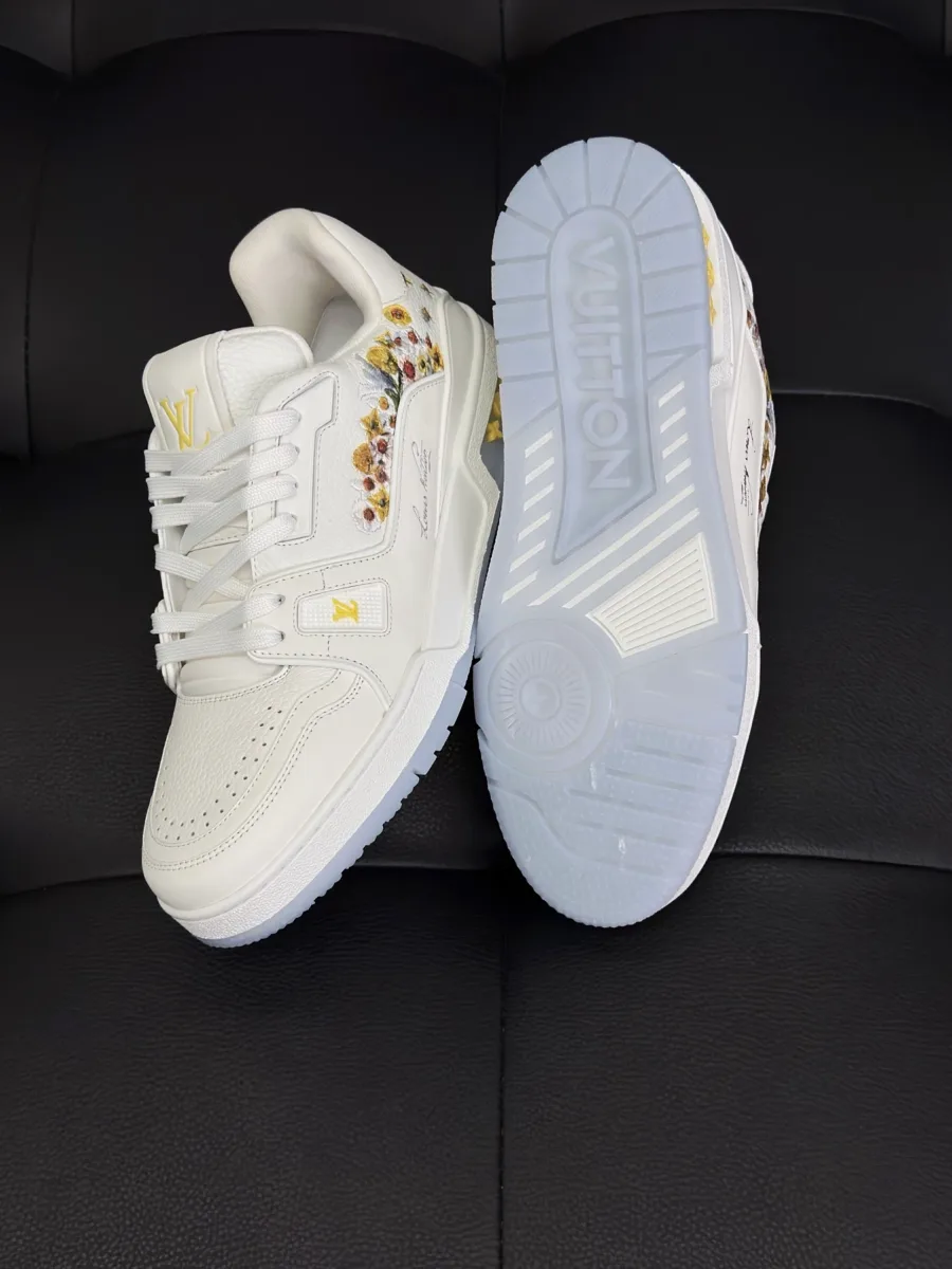 Кроссовок LV Trainer и полупрозрачная резиновая подметка с логотипом