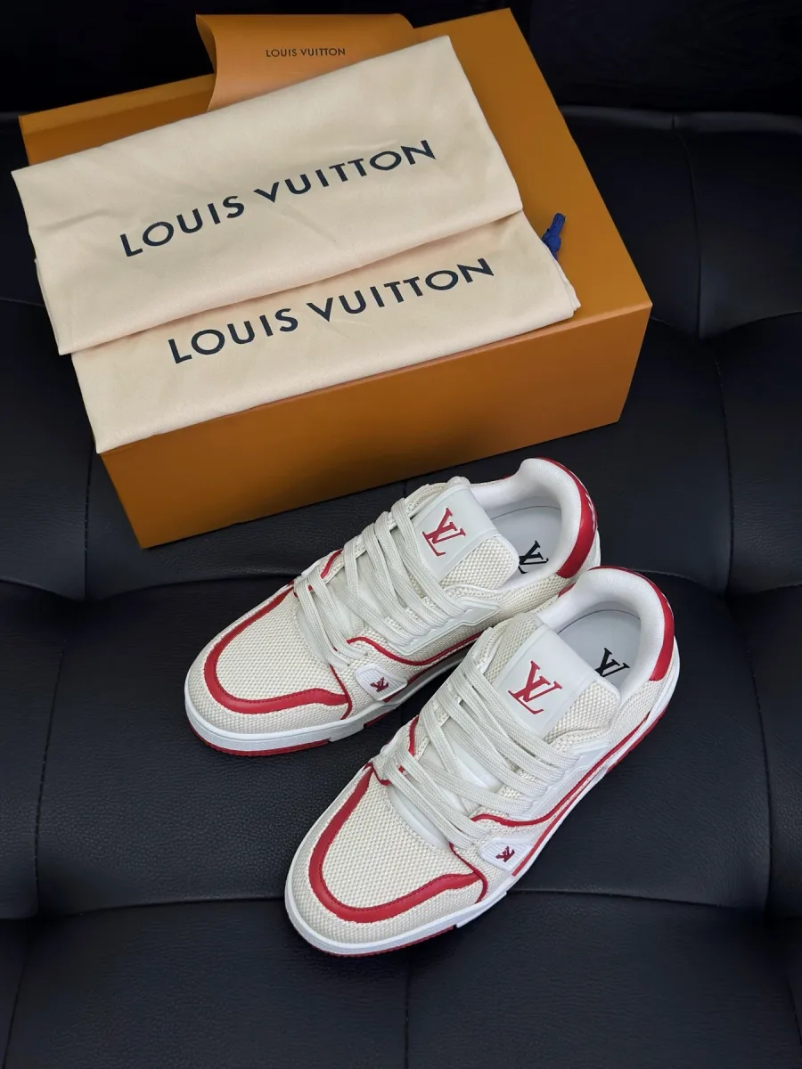 Бело-красные кроссовки LV Trainer рядом с фирменной коробкой и пыльниками