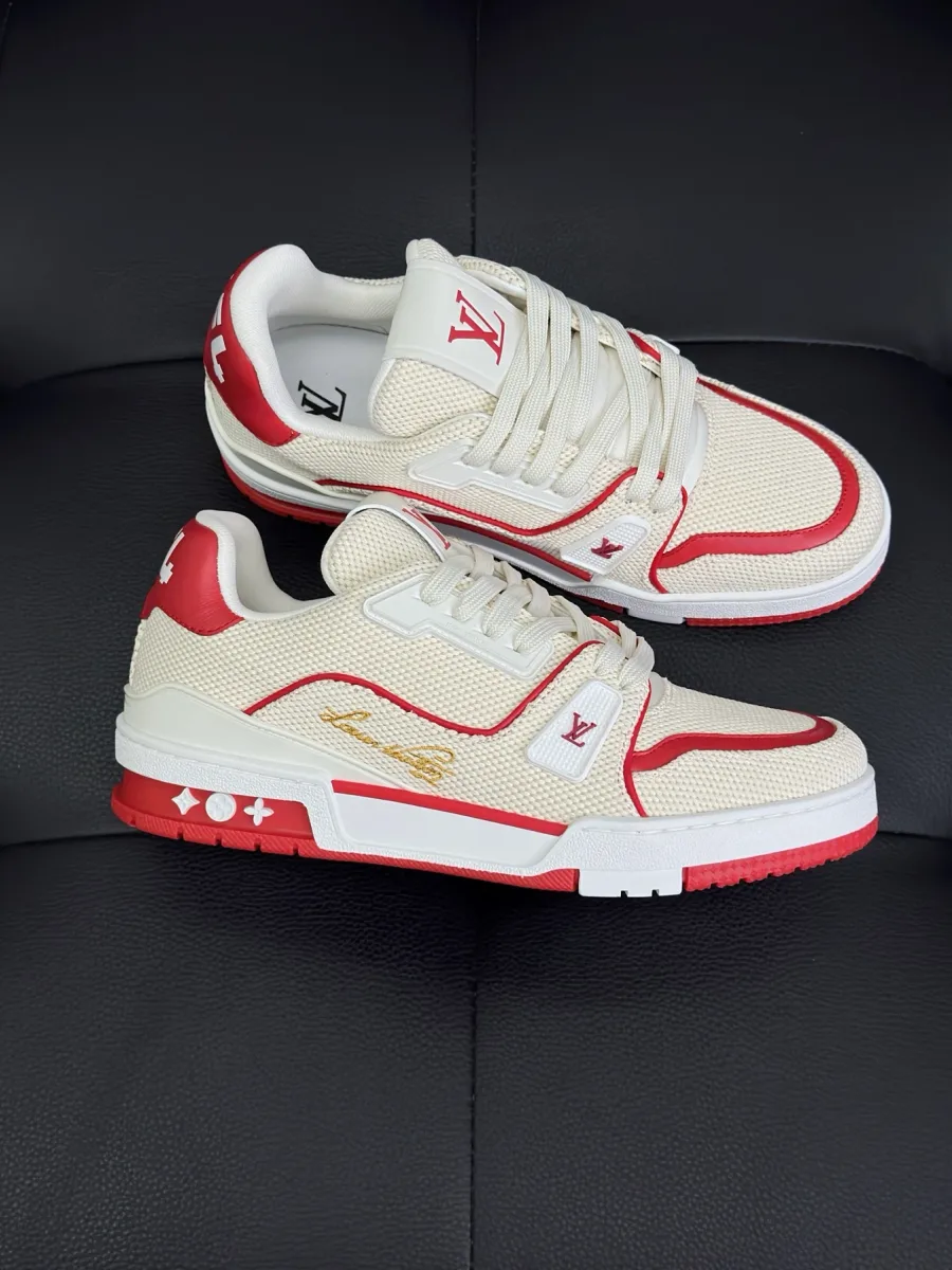 Кроссовки LV Trainer с золотистой надписью, ракурс три четверти