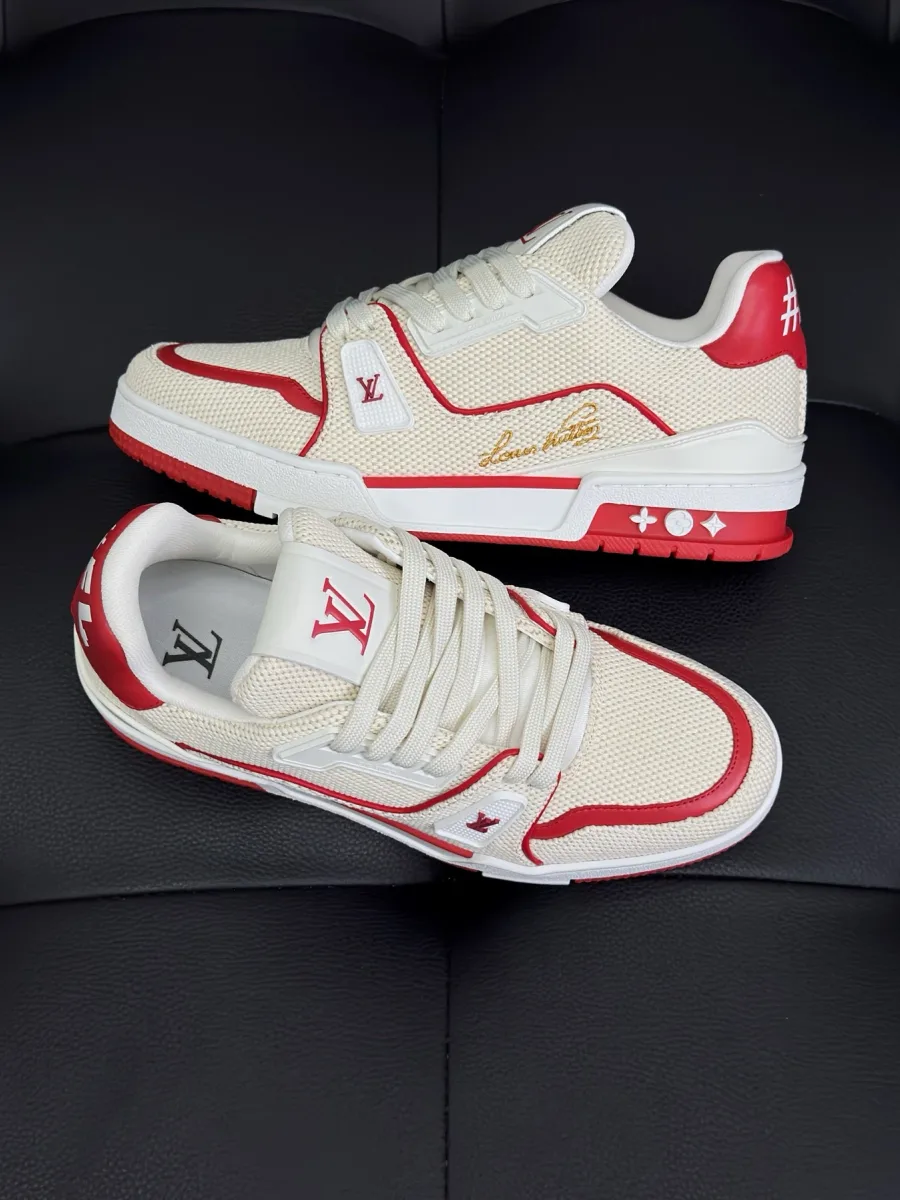 Бело-красные кроссовки LV Trainer в полуобороте на черном фоне