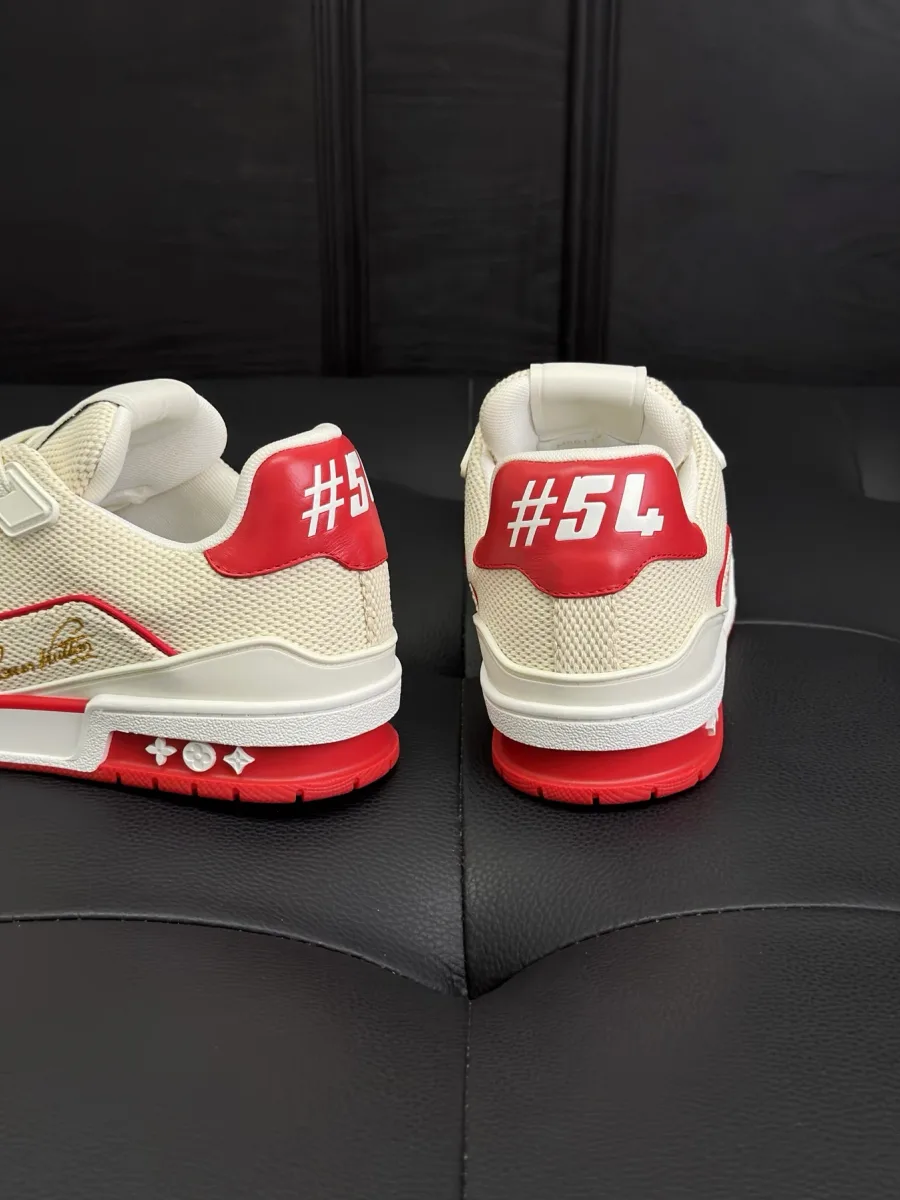 Вид сзади на задники кроссовок LV Trainer с белой маркировкой #54