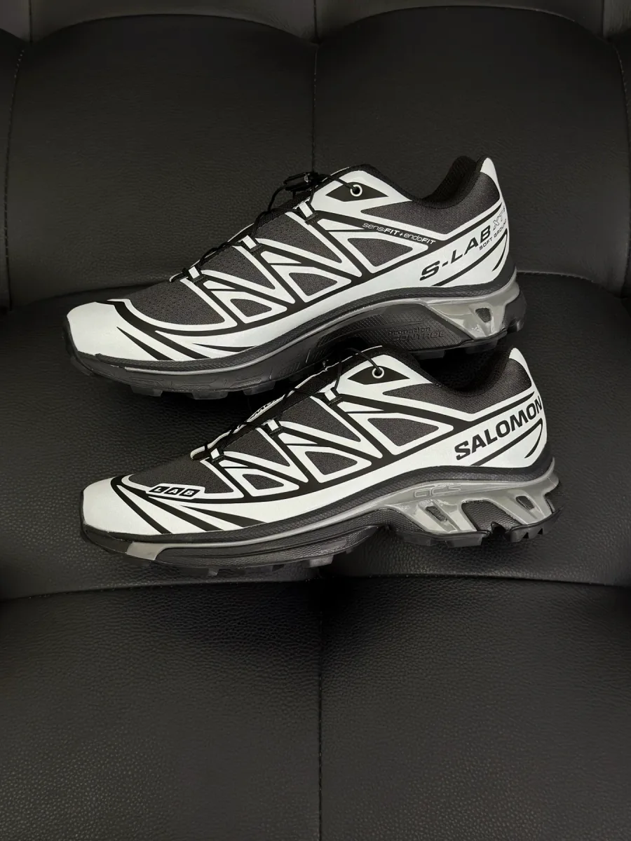 Кроссовки Salomon XT-6 чёрного и белого цвета, вид сбоку на внешнюю сторону пары
