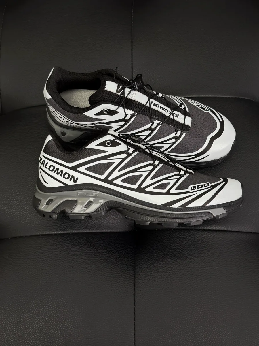 Кроссовки Salomon XT-6 в чёрно-белой расцветке, вид сбоку на сложенные кроссовки