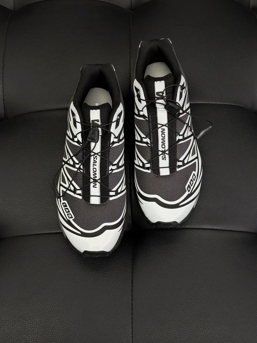 Кроссовки Salomon XT-6, вид спереди с акцентом на мыски и систему шнуровки Quicklace
