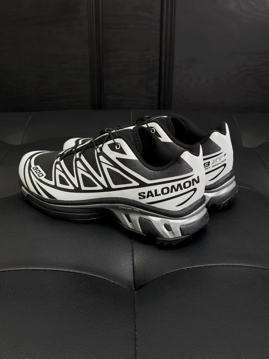 Кроссовки Salomon XT-6, вид сбоку с акцентом на подошву и надпись Salomon на заднике