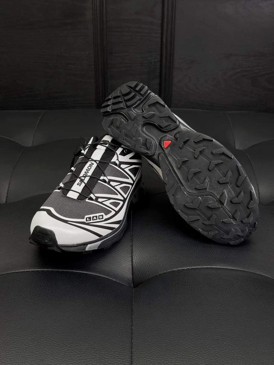 Кроссовки Salomon XT-6, демонстрация рельефного протектора резиновой подошвы Contagrip