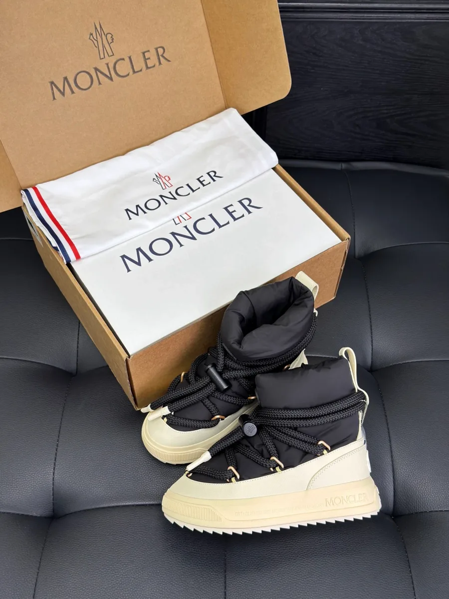 Чёрно-бежевые дутые ботинки Moncler с фирменной коробкой и мешком для обуви, ракурс три четверти
