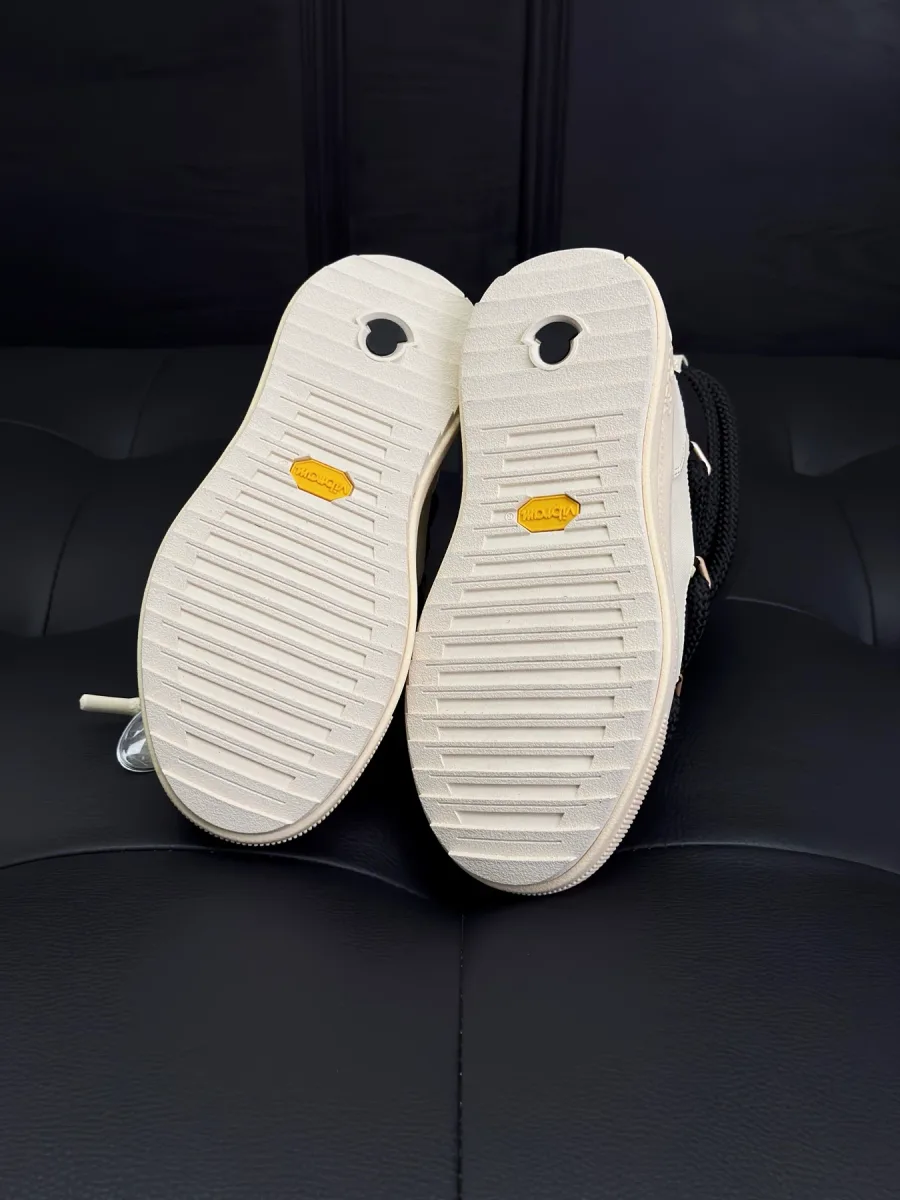 Светлая рельефная подошва ботинок Moncler с логотипом Vibram, вид на протектор