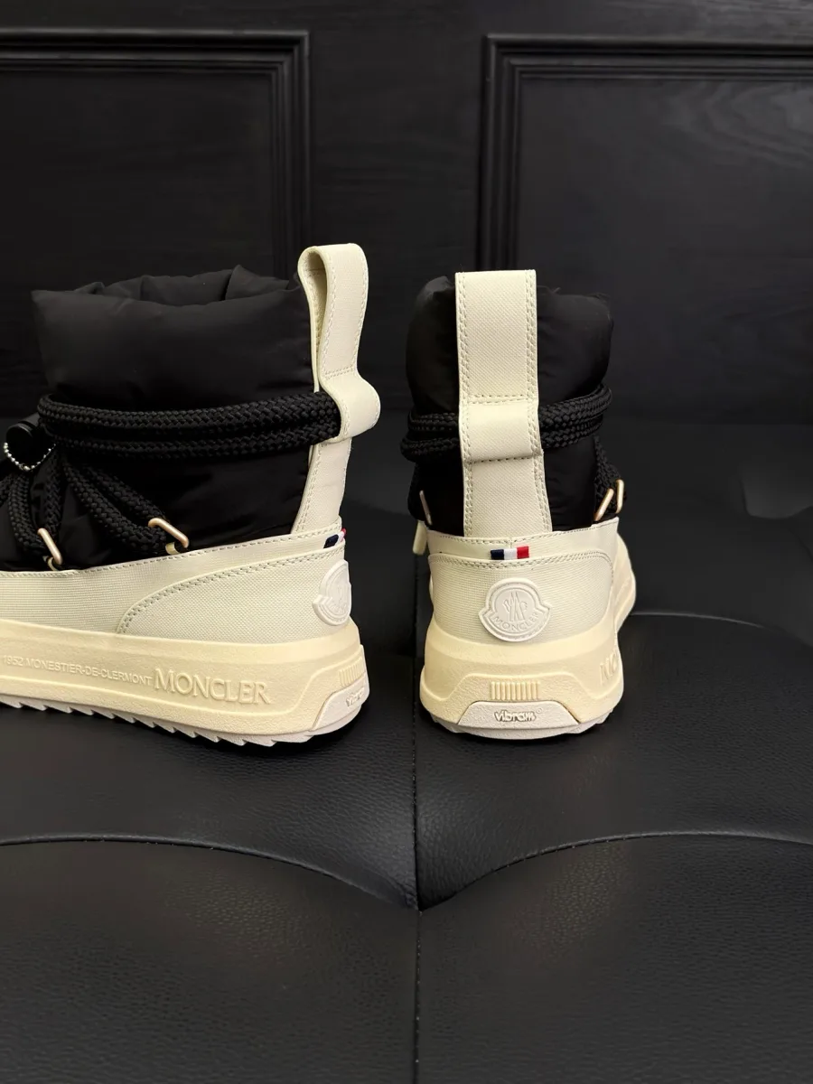 Ботинки Moncler, вид сзади с акцентом на кожаный задник с логотипом бренда и петлю