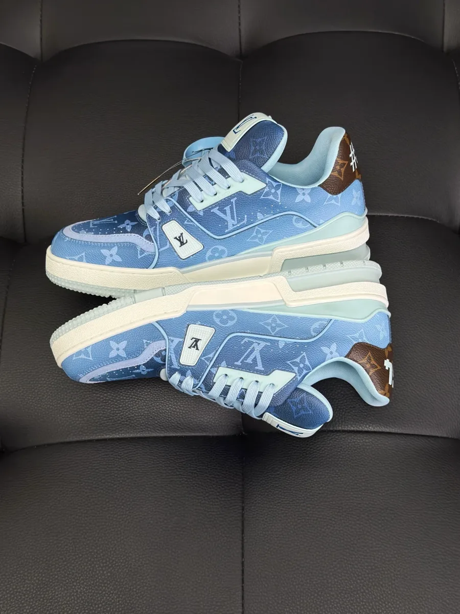 Кроссовки LV Trainer с узором Monogram, вид сбоку и подошва