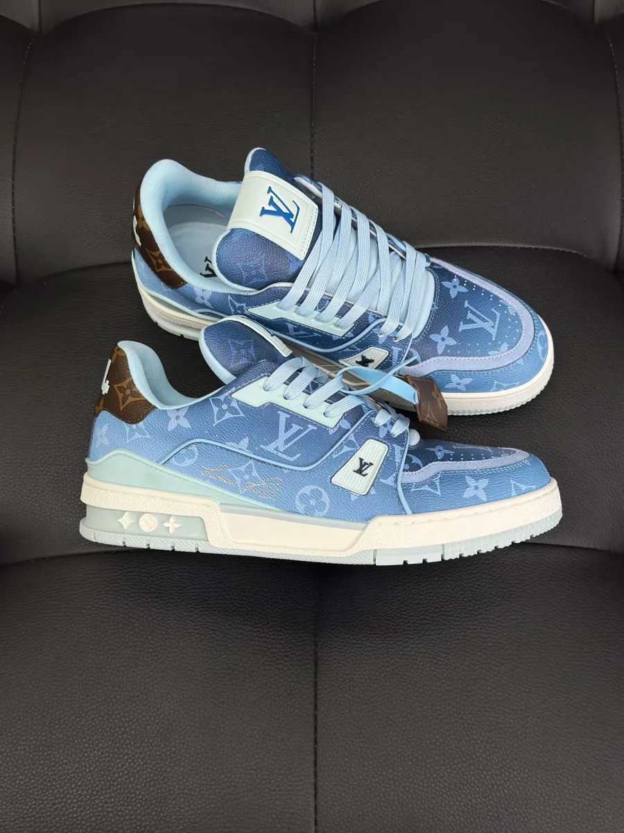 Голубые кроссовки LV Trainer с шнуровкой, вид сбоку