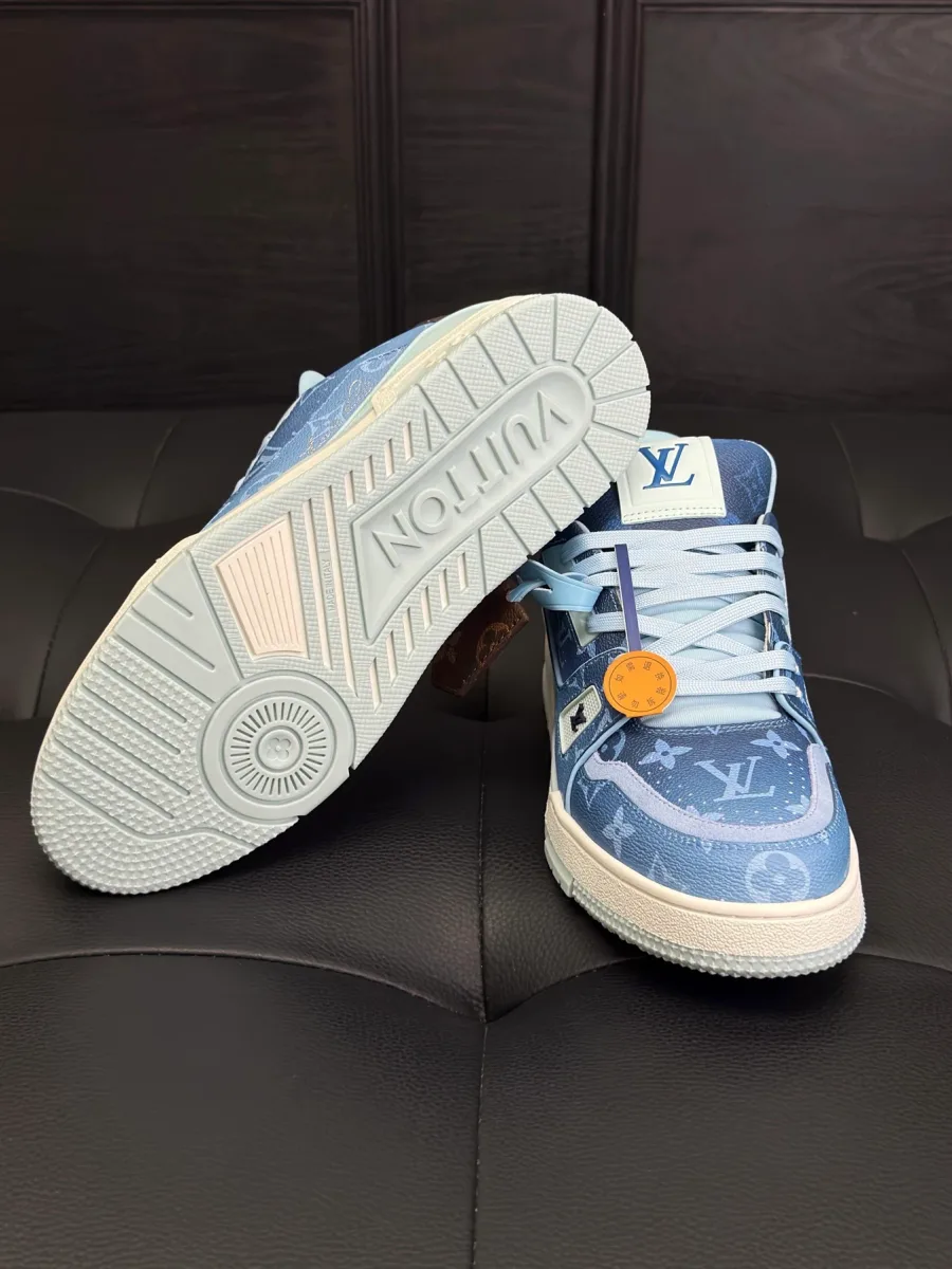 Рельефная резиновая подошва и кроссовок LV Trainer сверху