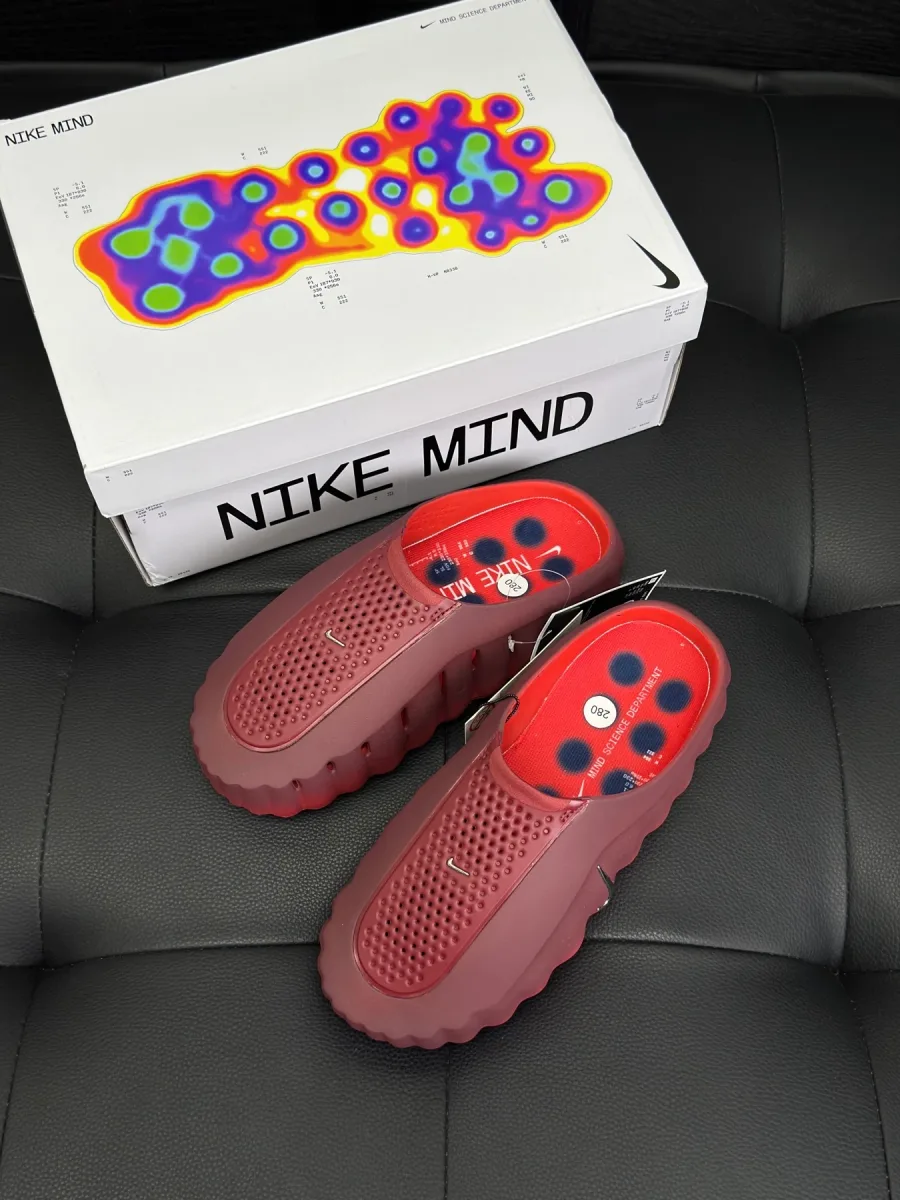Коробка Nike Mind и тёмно-красные сабо с массажной стелькой, вид сверху