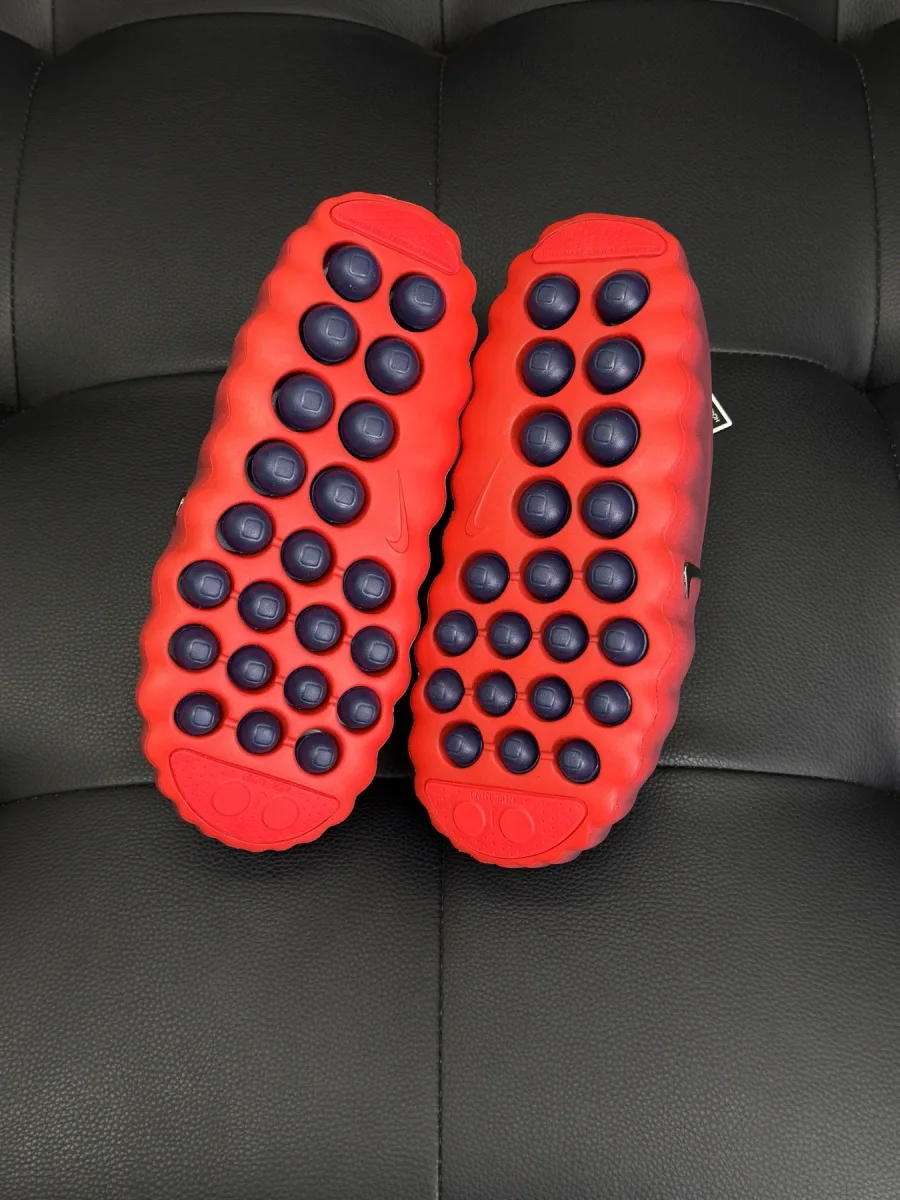 Красная рифленая подошва сабо Nike Mind с 22 массажными узлами синего цвета
