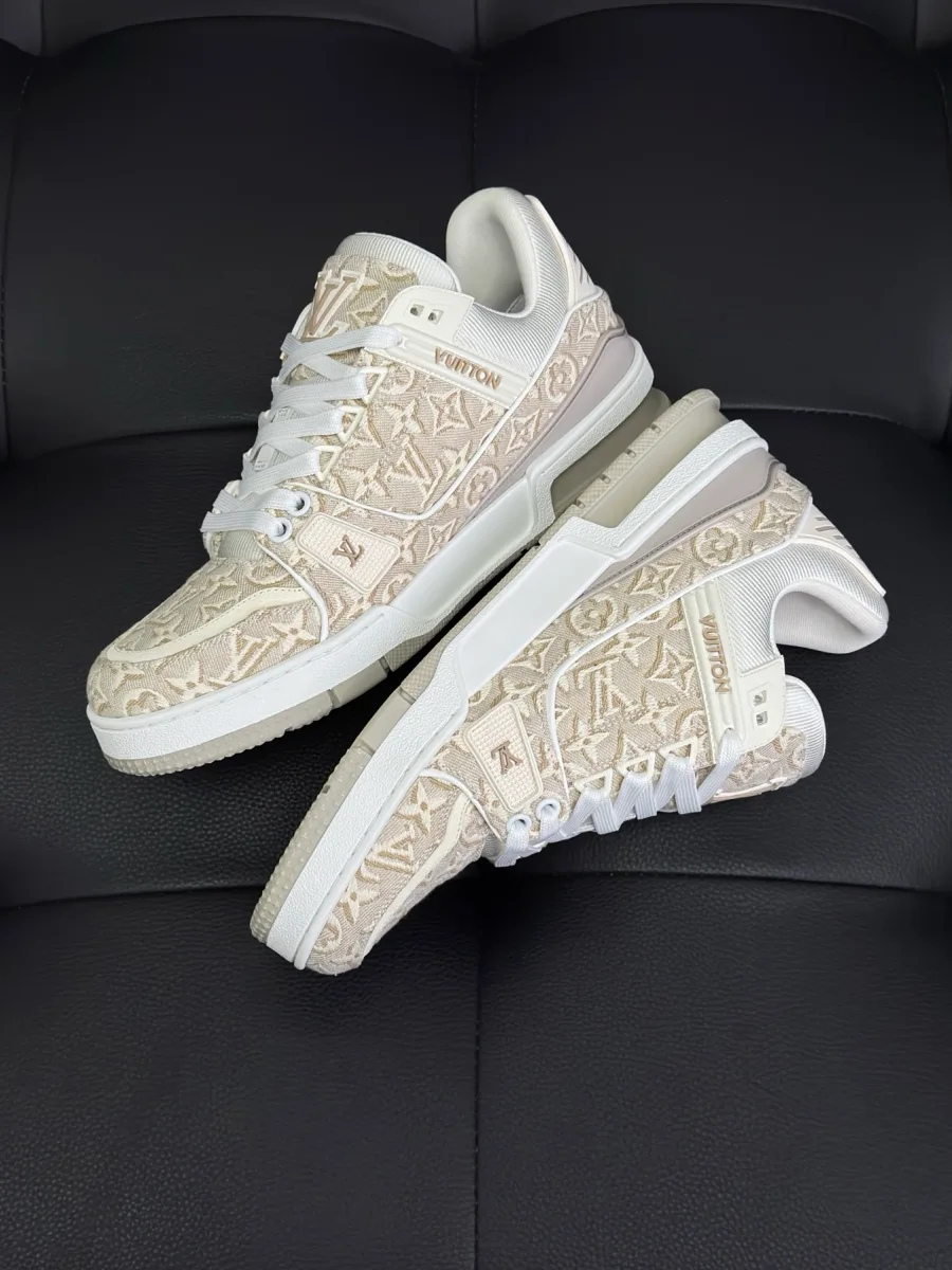 Пара бежевых жаккардовых кроссовок LV Trainer, ракурс сбоку и сверху