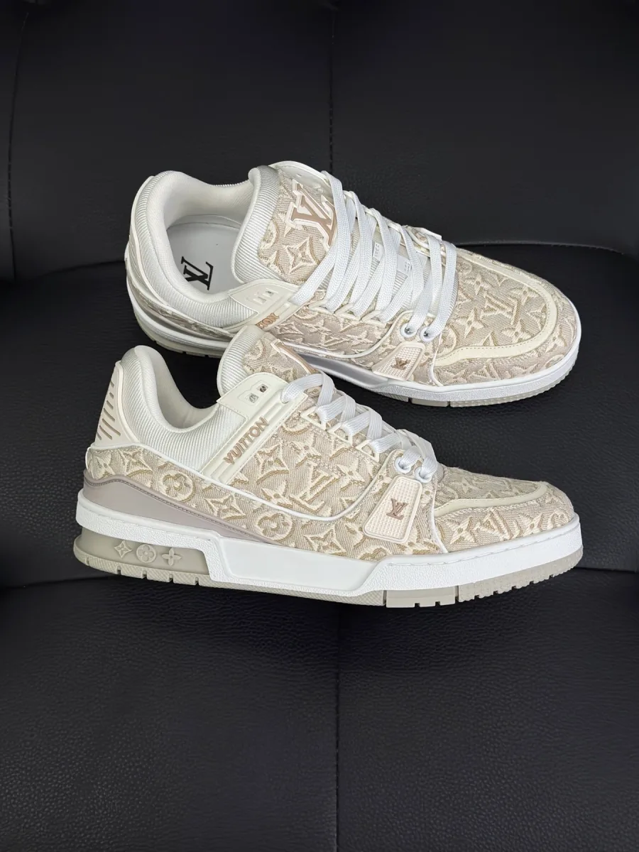 Кроссовки LV Trainer бежевого оттенка с узором Monogram, вид с внешней и внутренней сторон
