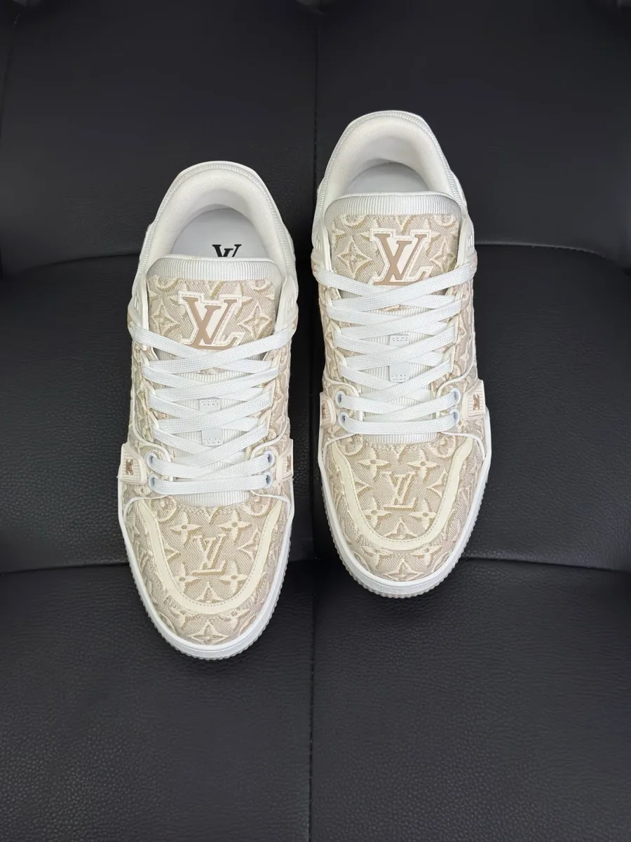 Кроссовки LV Trainer с жаккардовым верхом Monogram и белой шнуровкой, вид сверху на мысы и язычки