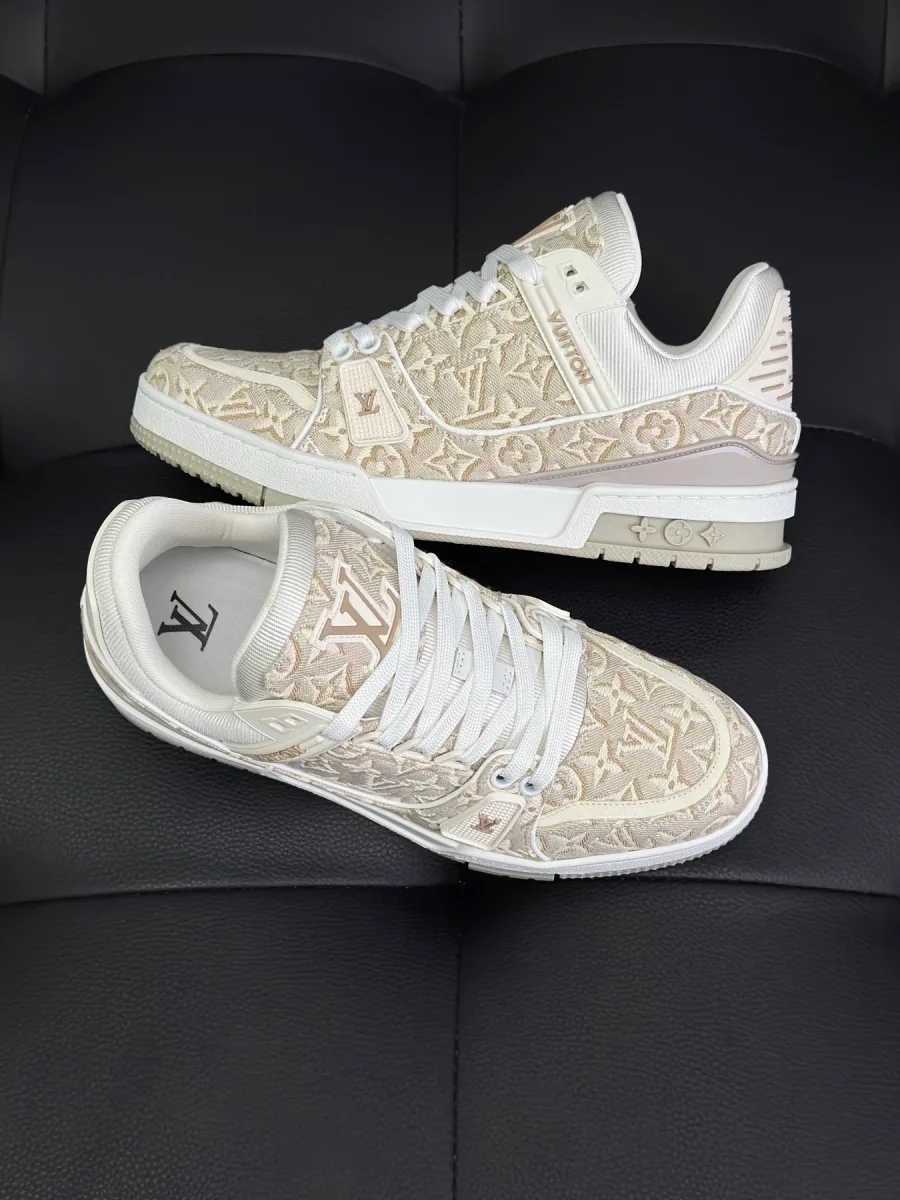 Ракурс сверху на бежевые кроссовки LV Trainer с жаккардовой фактурой и мягким кантом