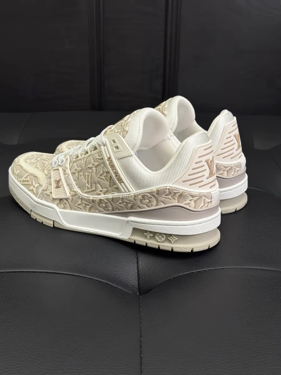 Кроссовки LV Trainer, вид сзади и сбоку на многослойную подошву и задники с фирменной графикой