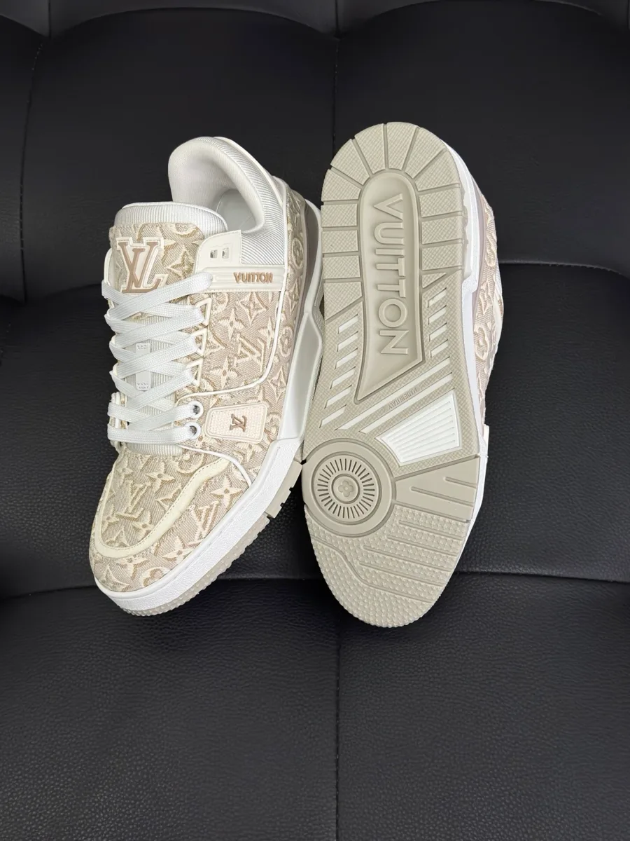 Кроссовок LV Trainer и рельефная резиновая подметка с протектором и надписью Vuitton