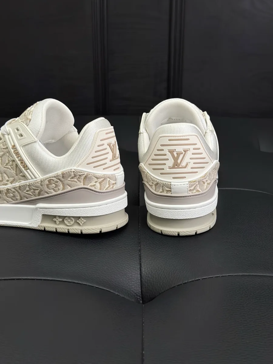 Задники бежево-белых кроссовок LV Trainer с тисненым логотипом LV и стабилизирующими вставками
