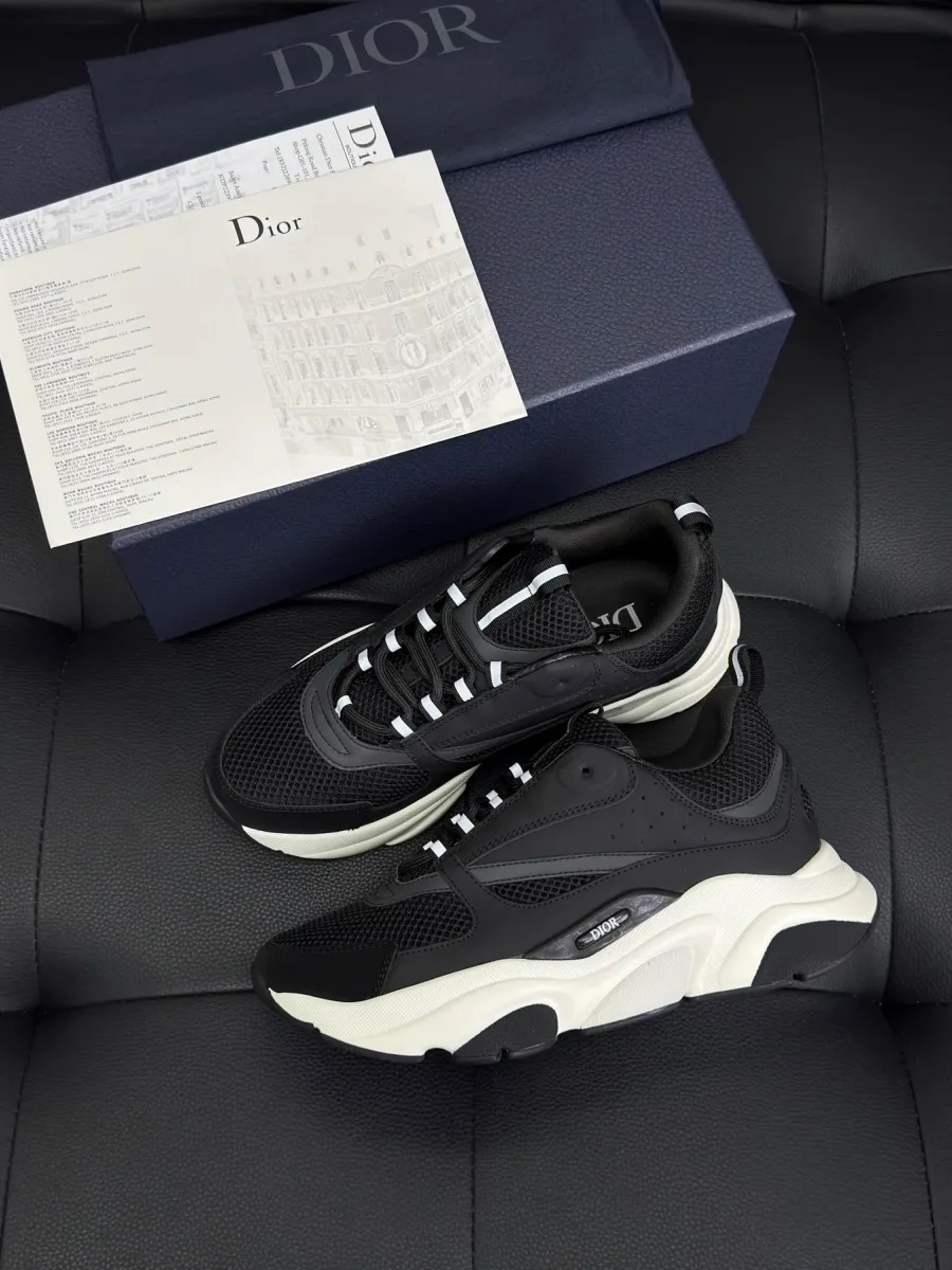 Чёрные кроссовки Dior B22 рядом с фирменной синей коробкой
