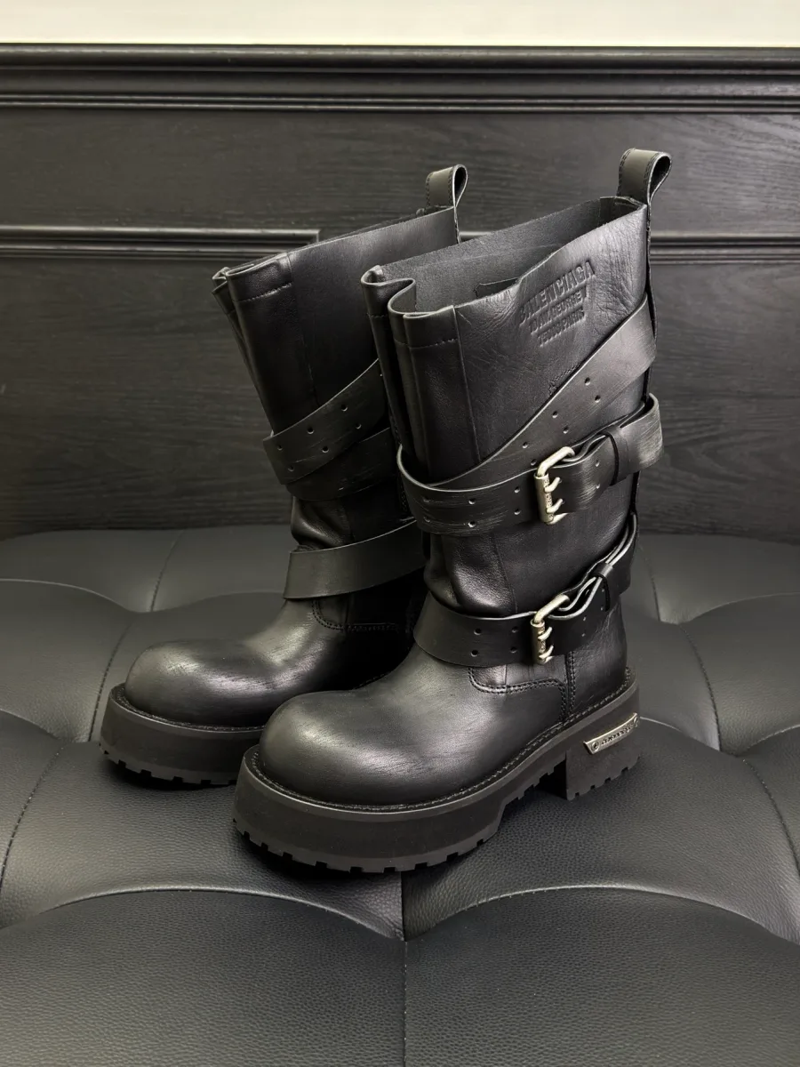 Чёрные кожаные сапоги Balenciaga Venom с ремешками и массивной подошвой, ракурс три четверти